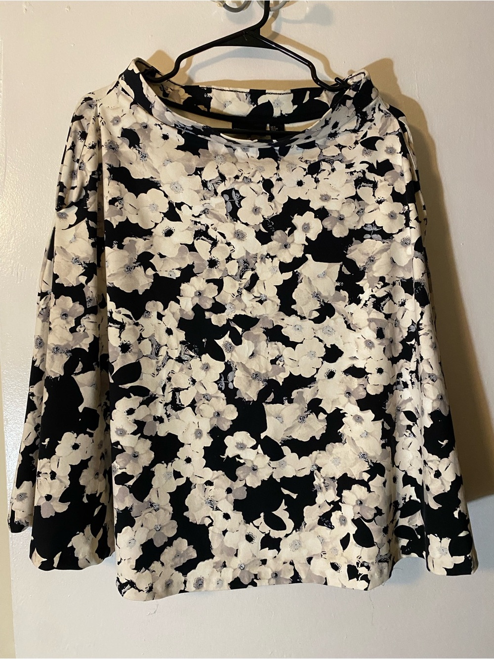 Adrienne Vittadini Black & White Floral Stretch Wave Skirt. Super Soft Over Knee